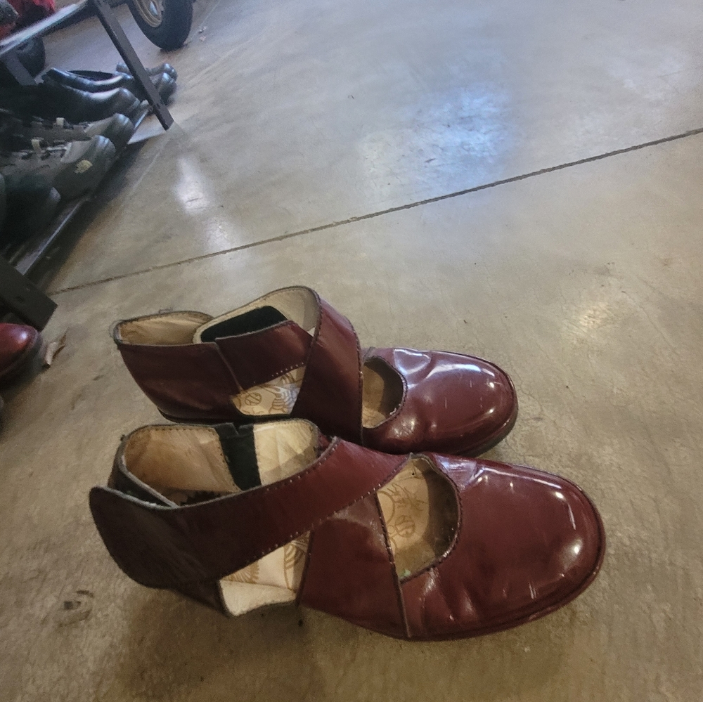 Fly London, close toed wedge, sandals, burgundy, sz 41 (10 -10.5 US sized).
